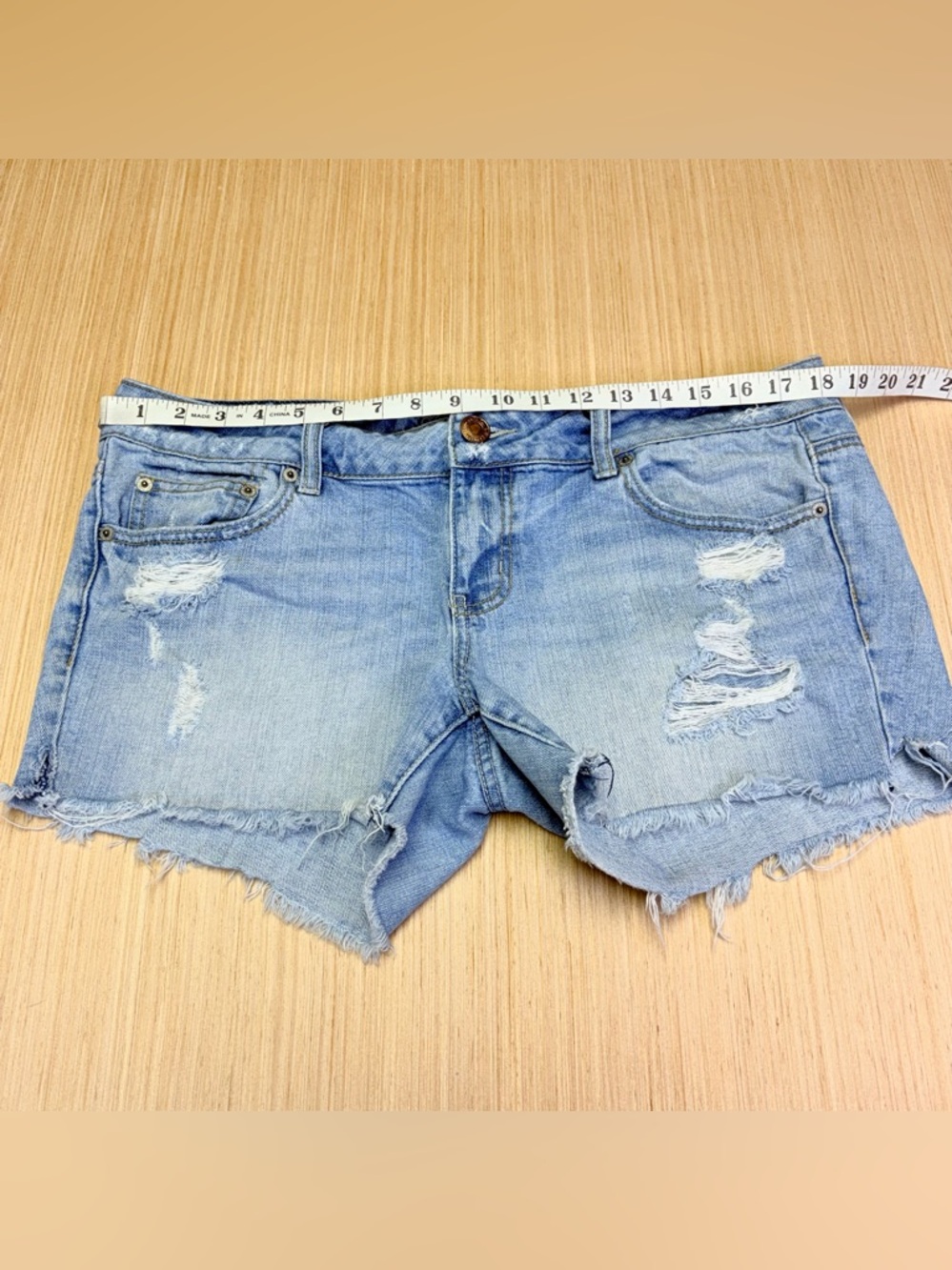 2011 American Eagle Low Rise Cut Off Denim Jean Shorts Womens 14 Distressed - Picture 2 of 9